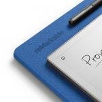 Mozaik dokuma cobalt kılıf ve Marker Plus kalemle kullanılan Remarkable Paper Pro cihazının yakın çekim detay görünümü.