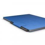 Mozaik dokuma cobalt kılıf içinde kapalı halde duran ve Marker Plus kalemiyle birlikte kullanılan Remarkable Paper Pro cihazı görünümü.