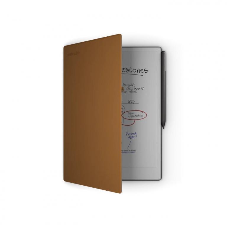 Premium deri kahverengi kılıf içinde kısmen açık konumda duran Remarkable Paper Pro ve Marker Plus kalem görünümü.