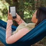 Amazon Kindle Paperwhite 2024, parlamayan ekranı sayesinde dışarıda, hamakta veya güneş altında rahat okuma imkânı sunuyor.