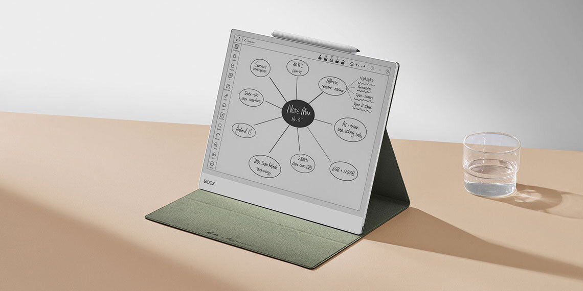 Note Max cihazı, manyetik standlı gri kılıfla dik konumda – odaklanmış dijital not alma ve planlama ortam