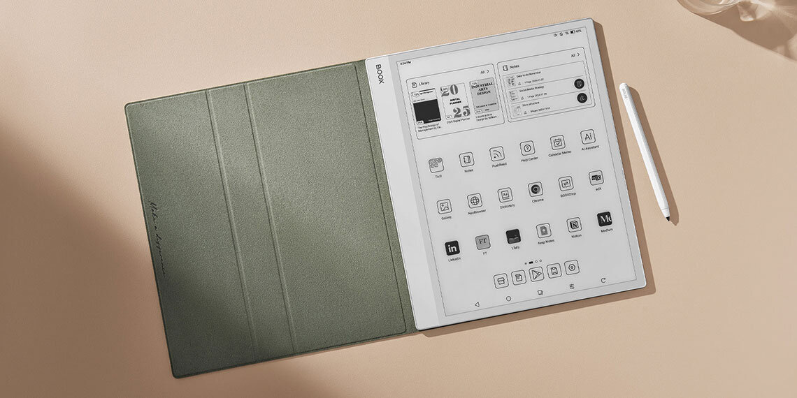 Onyx Boox Note Max veya Tab X C gri mıknatıslı kılıf ve BOOX kalem ile açık pozisyonda cihaz görünümü – dijital not alma ve uygulama erişimi