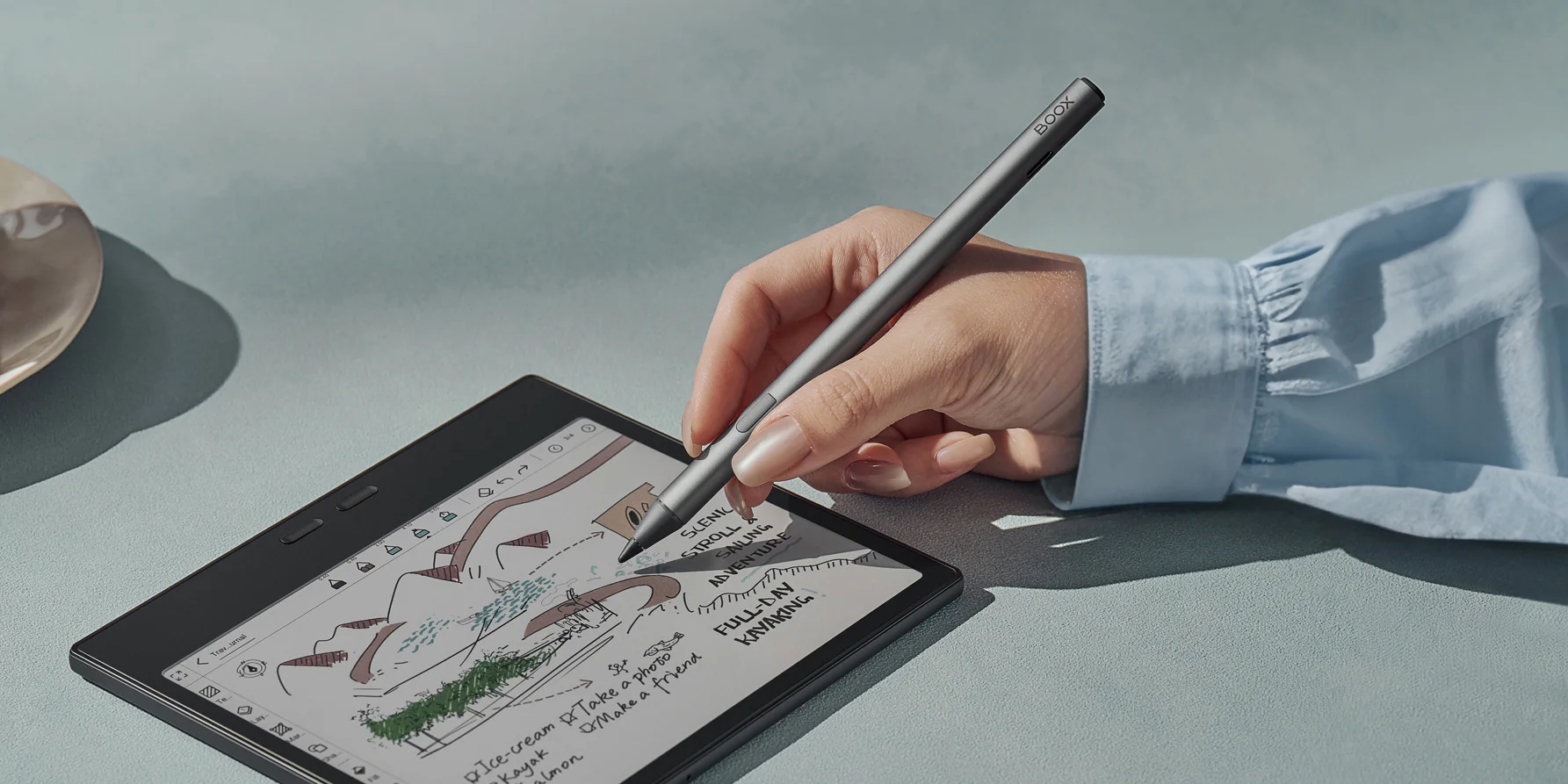 boox-inksense-stylus-ekran-uzerinde-cizim-kullanici-eli