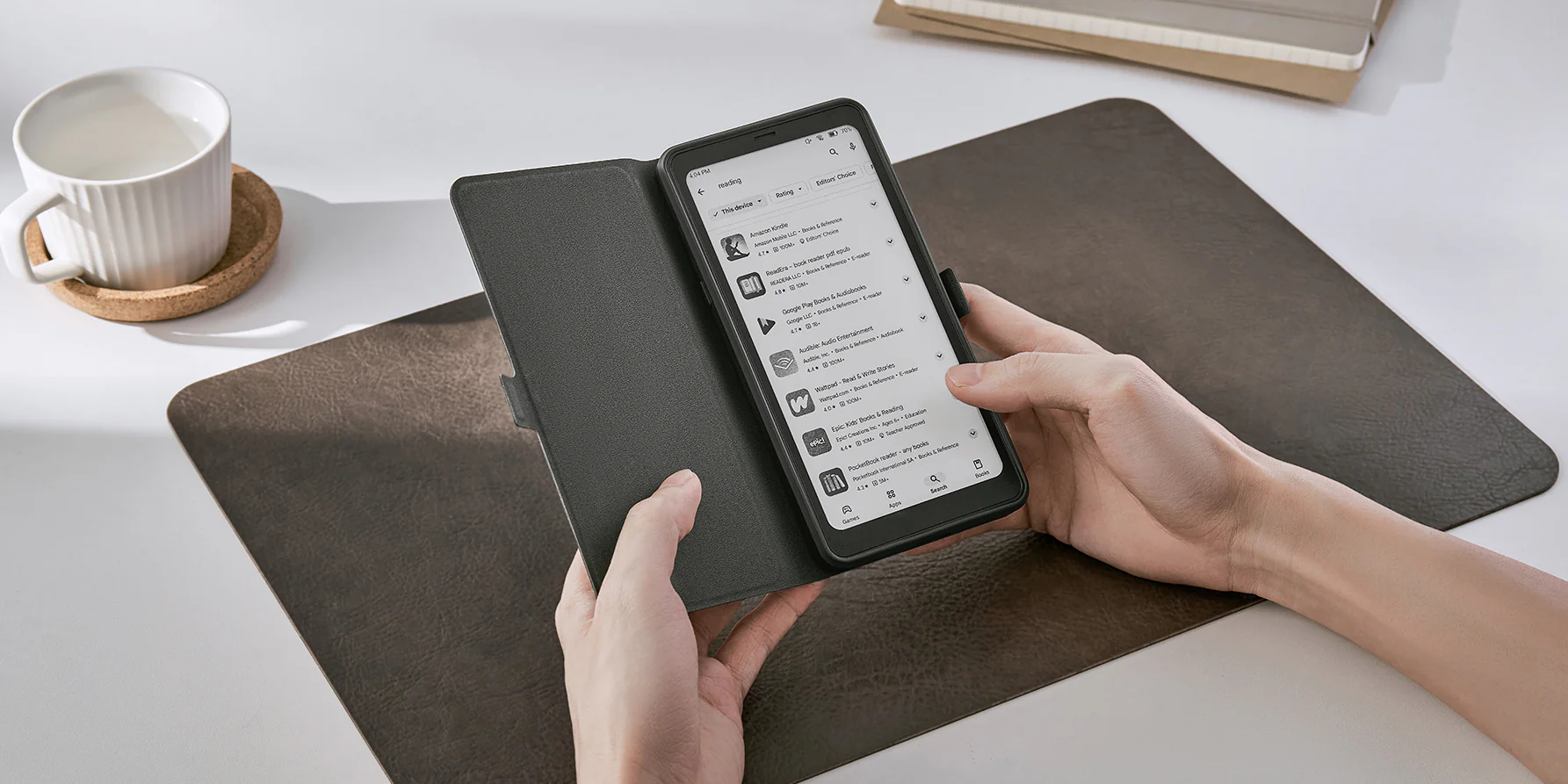 Onyx Boox Palma 2 siyah kapaklı kılıf – elde tutularak kullanımda koruyucu görünüm ve iç ekran görüntüsü