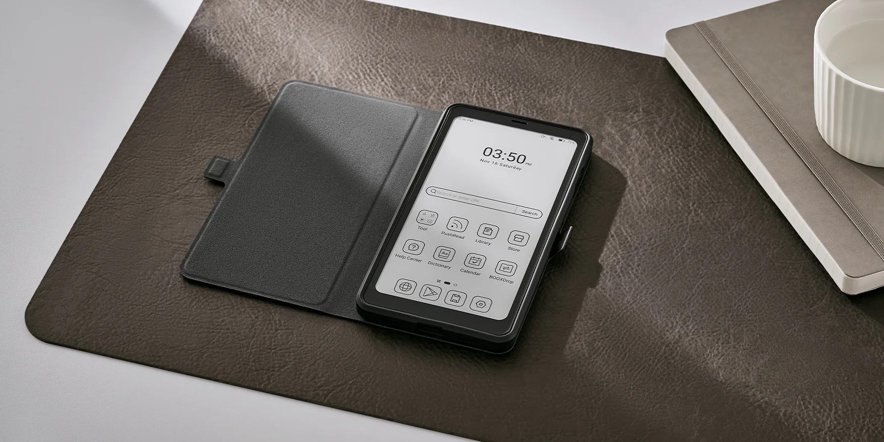 Siyah Onyx Boox Palma 2 kapaklı kılıf – masa üzerinde açık konumda iç ekran görünümüyle kullanım anı