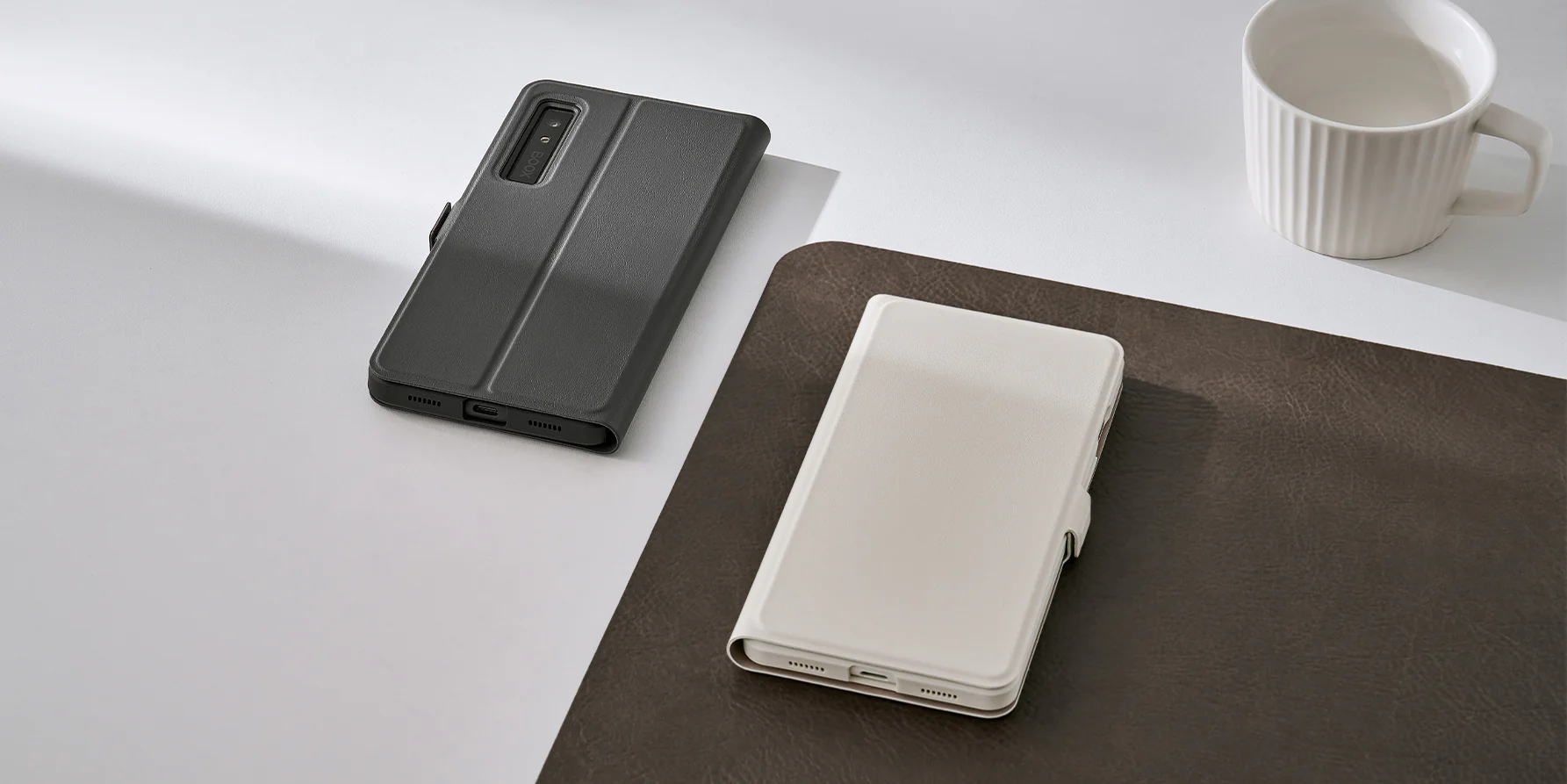 Onyx Boox Palma 2 uyumlu siyah ve beyaz kapaklı kılıflar – masa üzerinde kapalı ve arka yüzeyden görünüm