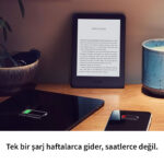 Amazon Kindle 10. Nesil e-kitap okuyucu, ekranda “Tek bir şarj haftalarca gider, saatlerce değil” sloganı görünüyor.