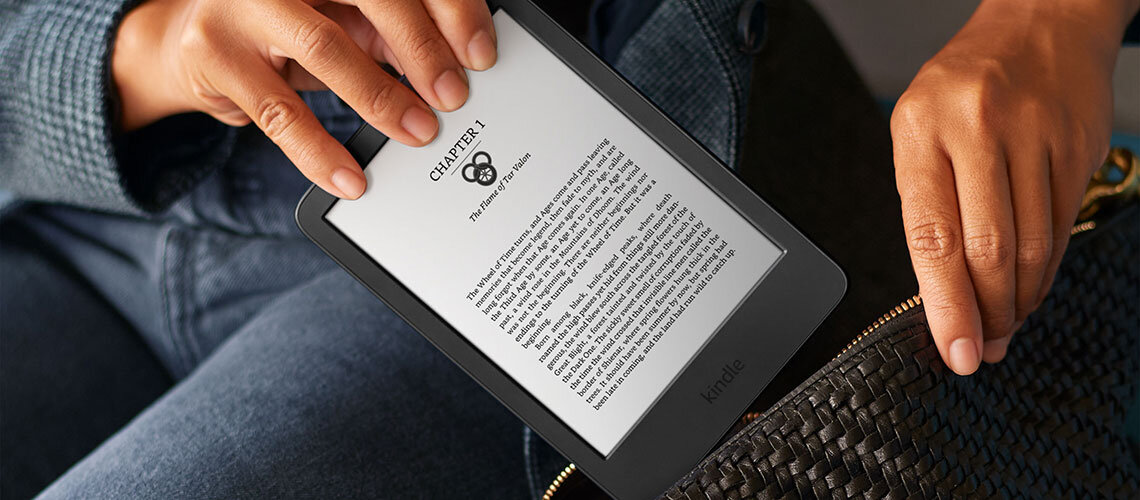 Amazon Kindle 11. Nesil Basic 2022 e-kitap okuyucu bir kişinin çantasına yerleştirilirken görülüyor, kompakt ve taşınabilir tasarımı vurgulanıyor.