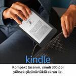 Amazon Kindle 11. Nesil Basic 2022 e-kitap okuyucu çantaya yerleştirilirken görülüyor, kompakt tasarımı ve 300 ppi yüksek çözünürlüklü ekranı vurgulanıyor