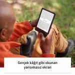 Amazon Kindle 11. Nesil Basic 2022 e-kitap okuyucu açık havada kullanılıyor, gerçek kâğıt gibi okunan yansımasız ekran özelliği vurgulanıyor