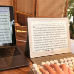 Dasung Paperlike 103 10,3 inç 60 Hz E-Ink monitör kafe ortamında harici klavye ile kullanımda