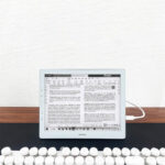 Dasung Paperlike 103 10,3 inç 60 Hz E-Ink monitör masaüstü kullanımda klavye ile birlikte görüntüleniyor