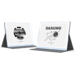 Dasung Paperlike 13K 37 Hz E-Ink monitör, kılıflı şekilde iki farklı açıdan yan yana konumlandırılmış önden ve yandan görünüm.