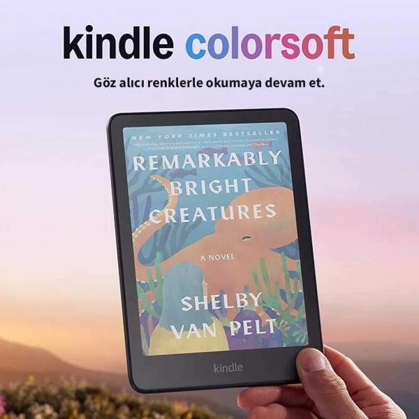 Amazon Kindle 7 inç Colorsoft 16 GB reklamsız e-kitap okuyucu önden görünümde gösteriliyor. Renkli E Ink ekranında kitap kapağı yer alıyor ve kompakt, parlamayı azaltan tasarımı vurgulanıyor