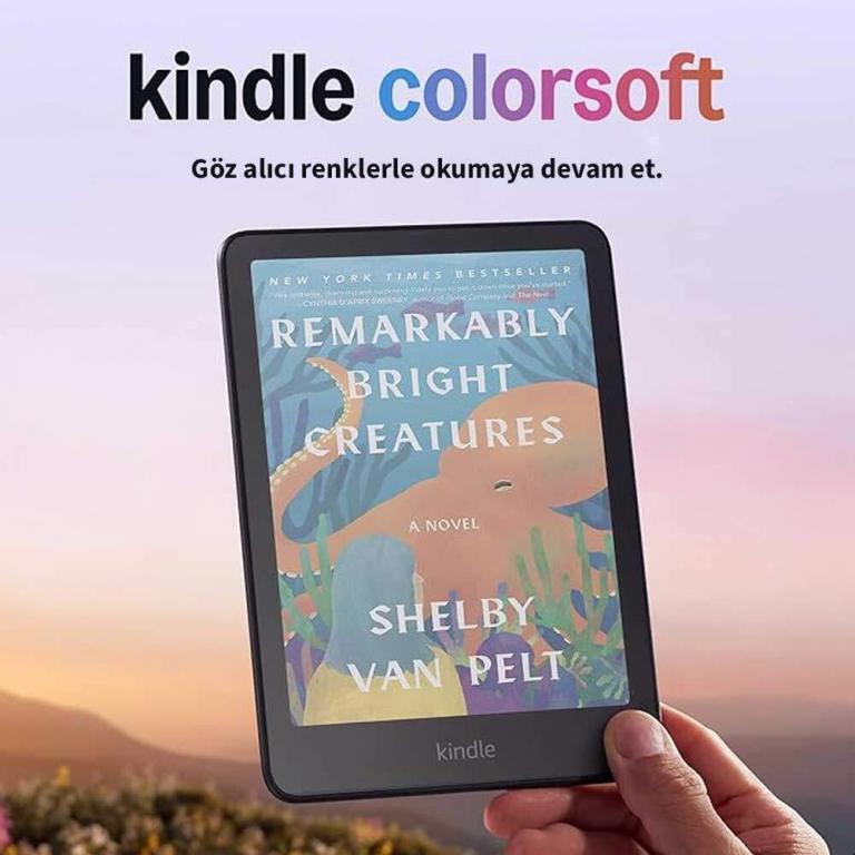 Amazon Kindle 7 inç Colorsoft 16 GB reklamsız e-kitap okuyucu önden görünümde gösteriliyor. Renkli E Ink ekranında kitap kapağı yer alıyor ve kompakt, parlamayı azaltan tasarımı vurgulanıyor