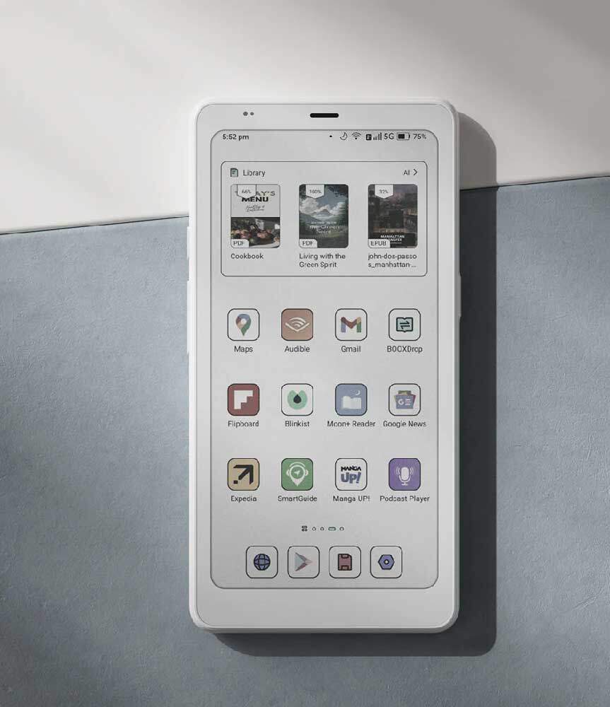 BOOX Palma 2 Pro’nun beyaz modeli masa üzerinde görülüyor; ekranda uygulama ızgarası, kütüphane kısayolları ve okuma araçları yer alıyor. Cihazın odaklı kullanım, sakin arayüz ve Google Play destekli uygulama seçenekleri vurgulanıyor.