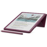 Amazon Kindle Scribe 2025 (3. Nesil) 11 inç ekran, Fig renk Premium Deri Manyetik Kılıf ile yatay stand kullanım görünümü ve Premium Pen detayı