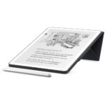 Amazon Kindle Scribe 2025 (3. Nesil) 11 inç ekran, Premium Deri Manyetik Kılıf ile yatay stand kullanım görünümü ve Premium Pen detayı