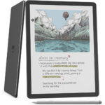 11 inç renkli E-Ink ekrana sahip, Premium kalemli Amazon Kindle Scribe Colorsoft Grafit modeli, not alma ve belge üzerine yazma özellikleriyle büyük ekran dijital okuma deneyimi sunar.