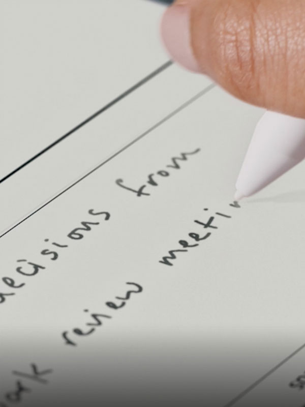 Kindle Scribe Colorsoft üzerinde AI destekli not özetleme ve analiz özelliği gösterilirken Premium kalemle yazım yapılmaktadır.