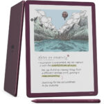 Amazon Kindle Scribe Colorsoft Fig rengi 11 inç renkli E-Ink ekran ve Premium kalem ile birlikte önden ve arkadan gösteriliyor.