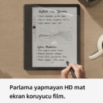 Amazon Kindle Scribe 10.2 inç ekran koruyucu film, mat yüzeyi sayesinde yansıma yapmadan kalemle not alma ve çizim deneyimini destekleyen kullanım görünümü sunar.