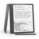 Amazon Kindle Scribe 10.2 inç e-kitap okuyucu üzerinde uygulanan ekran koruyucu film, kalemle not alma ve yazı deneyimini destekleyen mat yüzeyiyle çizilmelere karşı koruma sağlar.